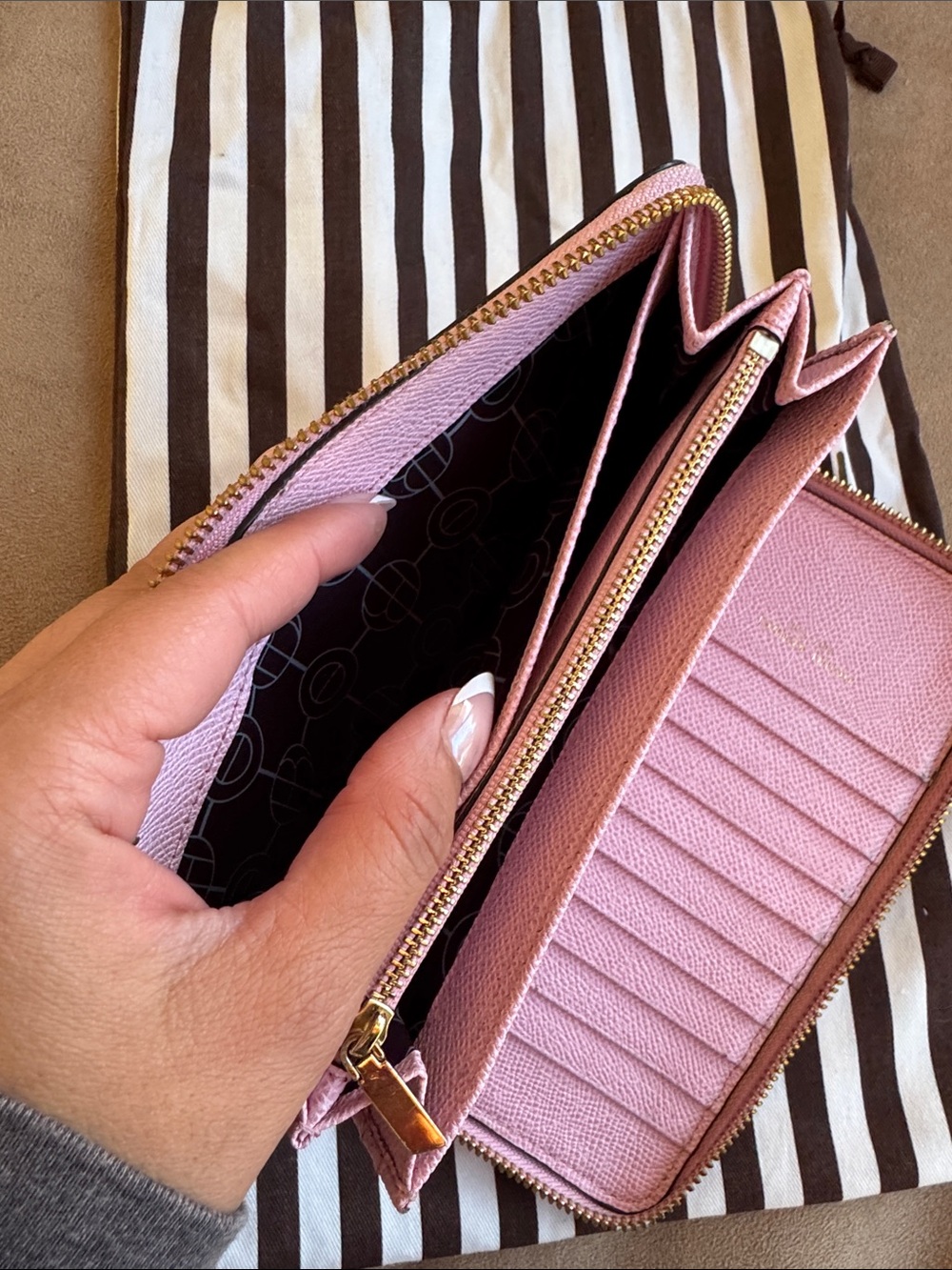Henry bendel pink wallet with dust bag - Picture 5 of 6